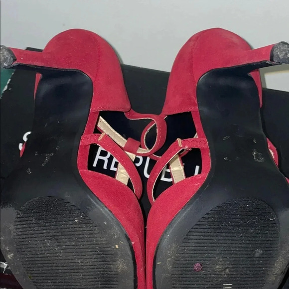 Red High Heeled Pumps with T-Strap Design and Pointed Toe (8) - Picture 9 of 11